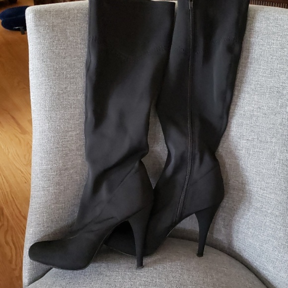 Black boots - Picture 3 of 3